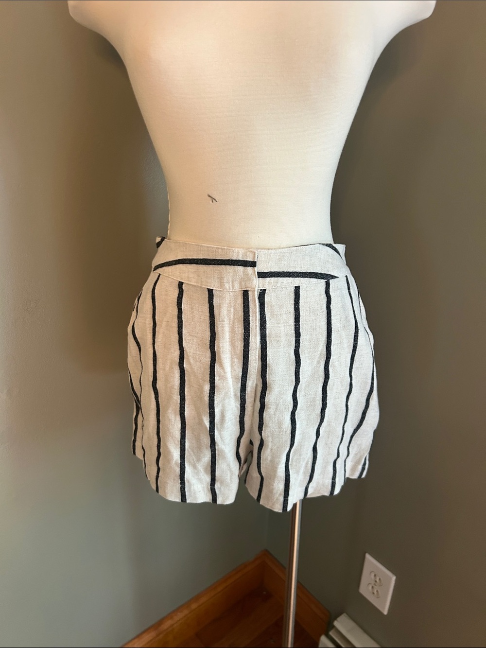 Striped Linen Blend High-Waist Women’s Shorts - White/Black
